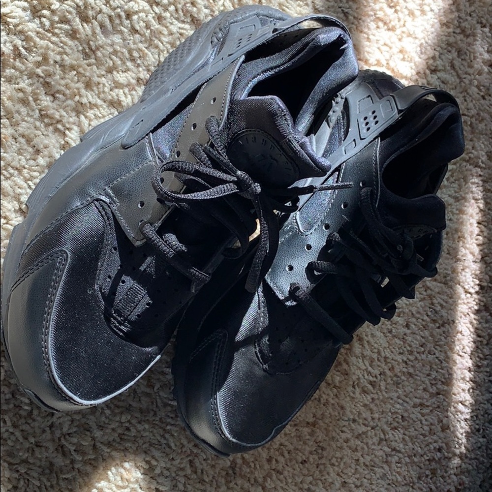 Black Nike Huaraches